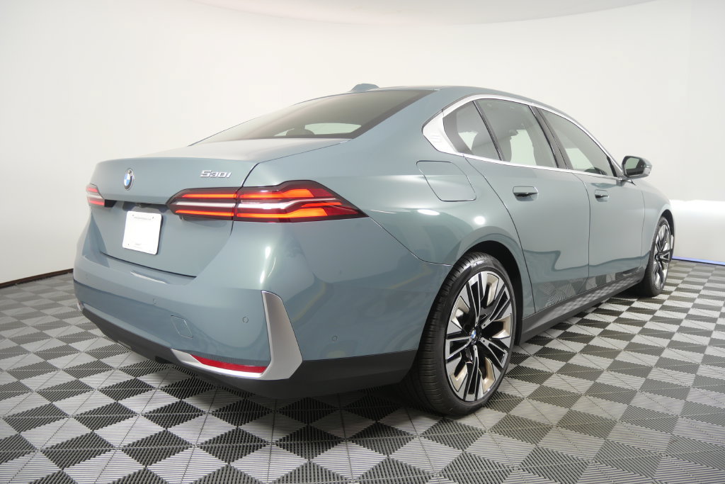 Used 2027 BMW 530i RWD image 4