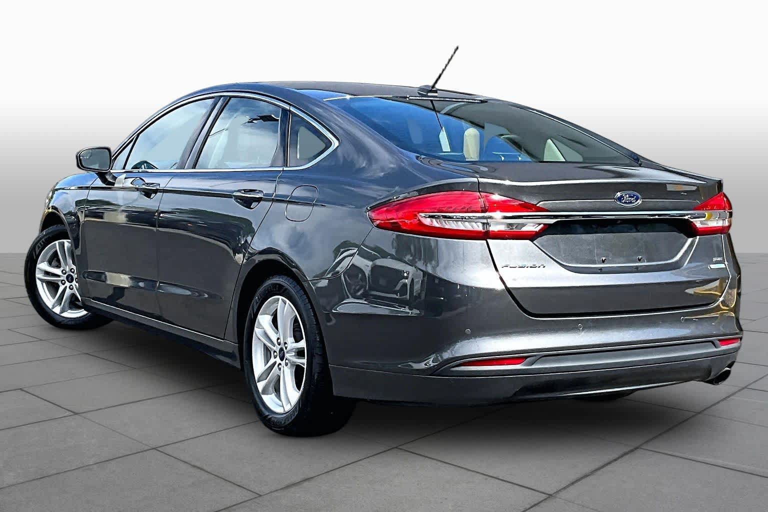 Used 2018 Ford Fusion SE w/ Fusion SE Technology Package FWD image 12