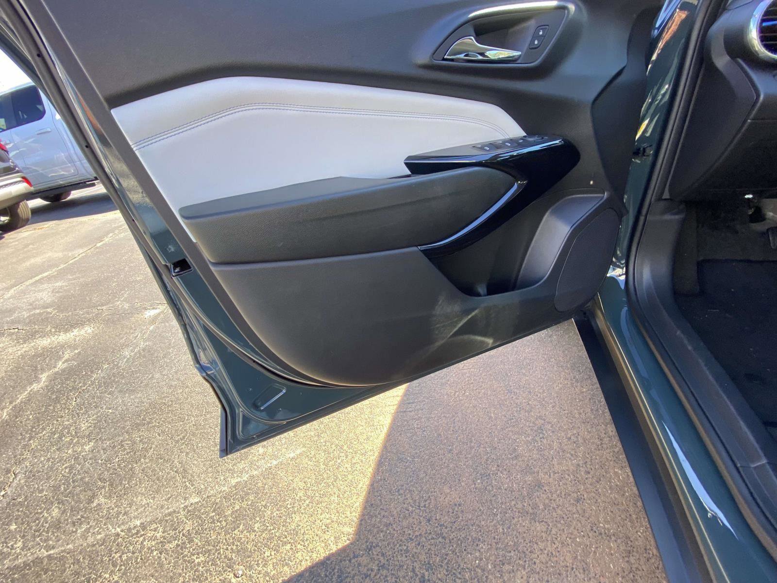 Used 2025 Chevrolet Trax LT image 17