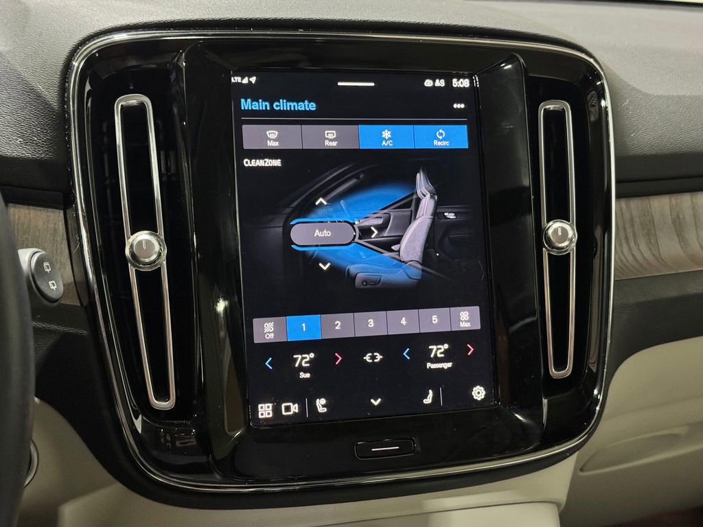 Used 2023 Volvo XC40 B5 Plus image 17
