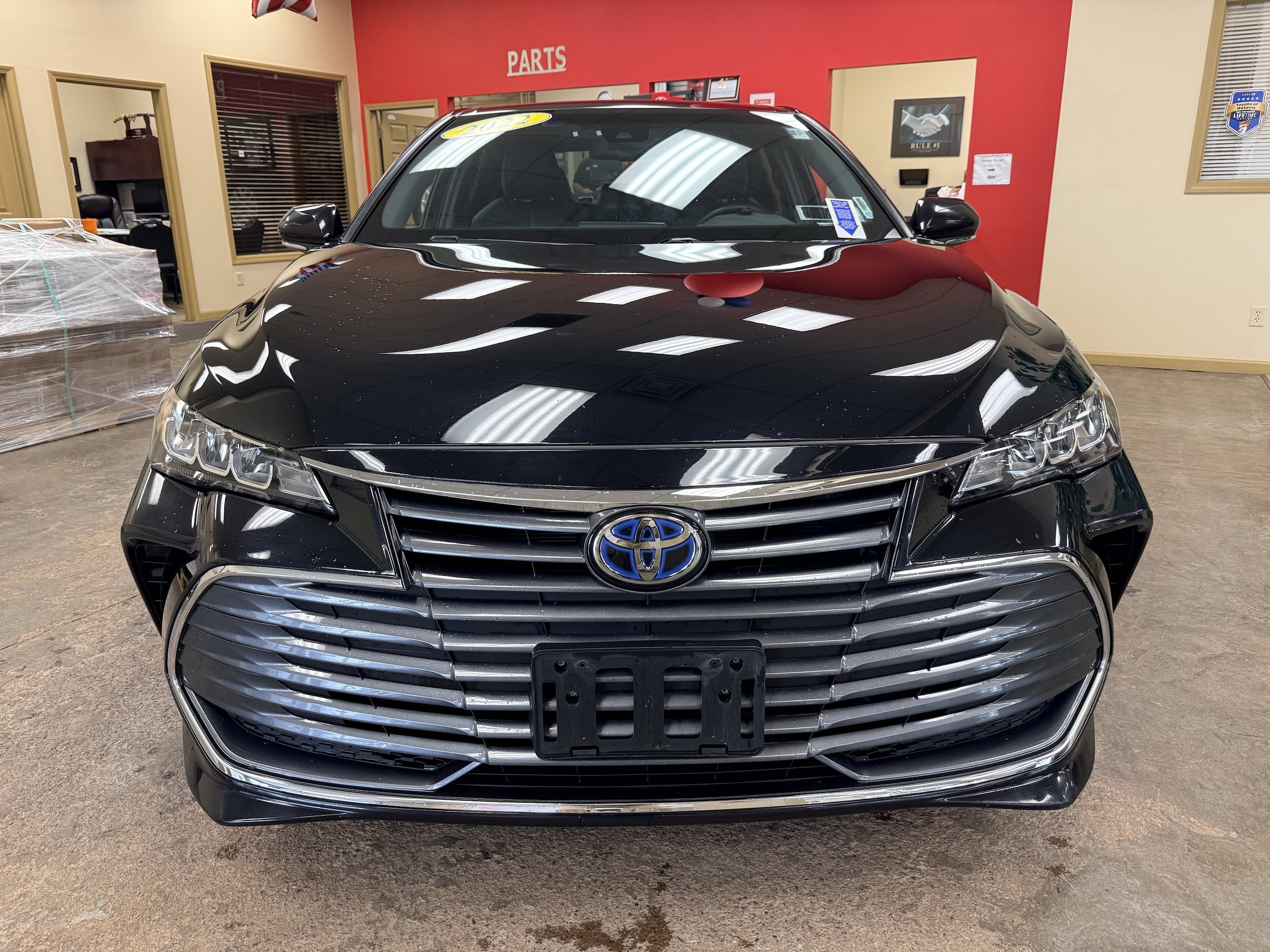 Used 2022 Toyota Avalon XLE w/ Moonroof Package FWD image 2