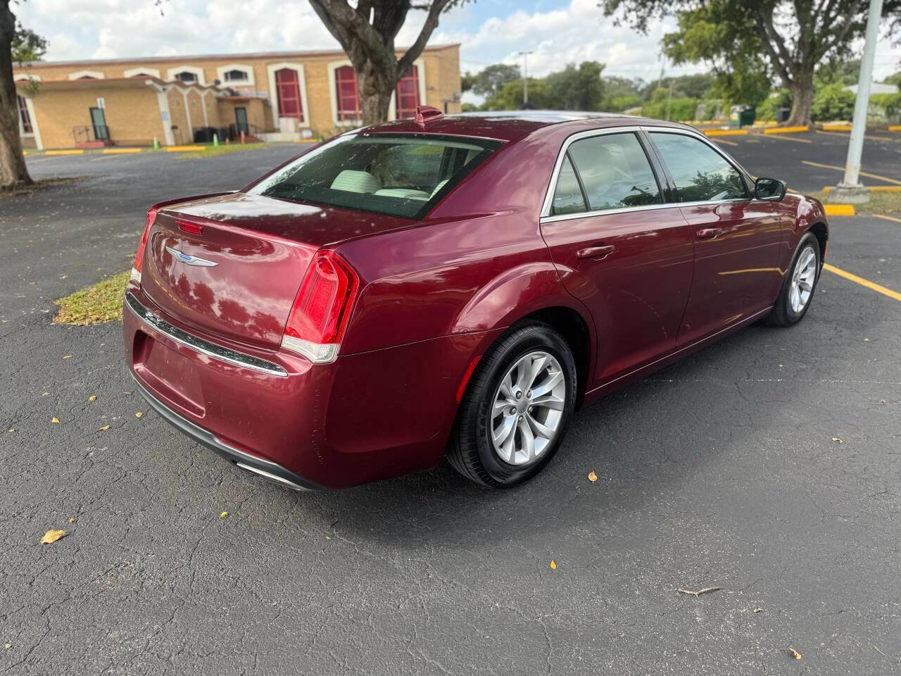 Used 2019 Chrysler 300 Touring image 4