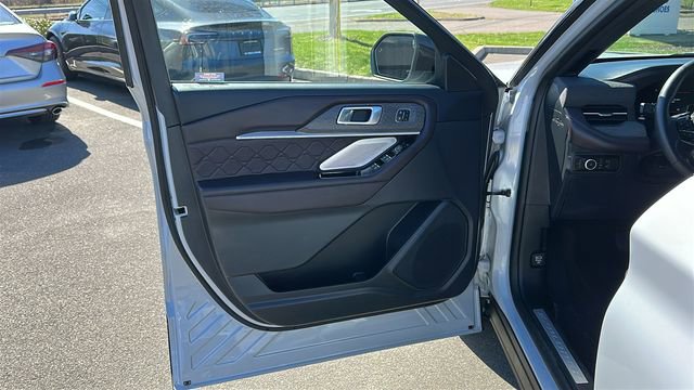 Used 2025 Ford Explorer Platinum w/ LUX Leather Package image 8