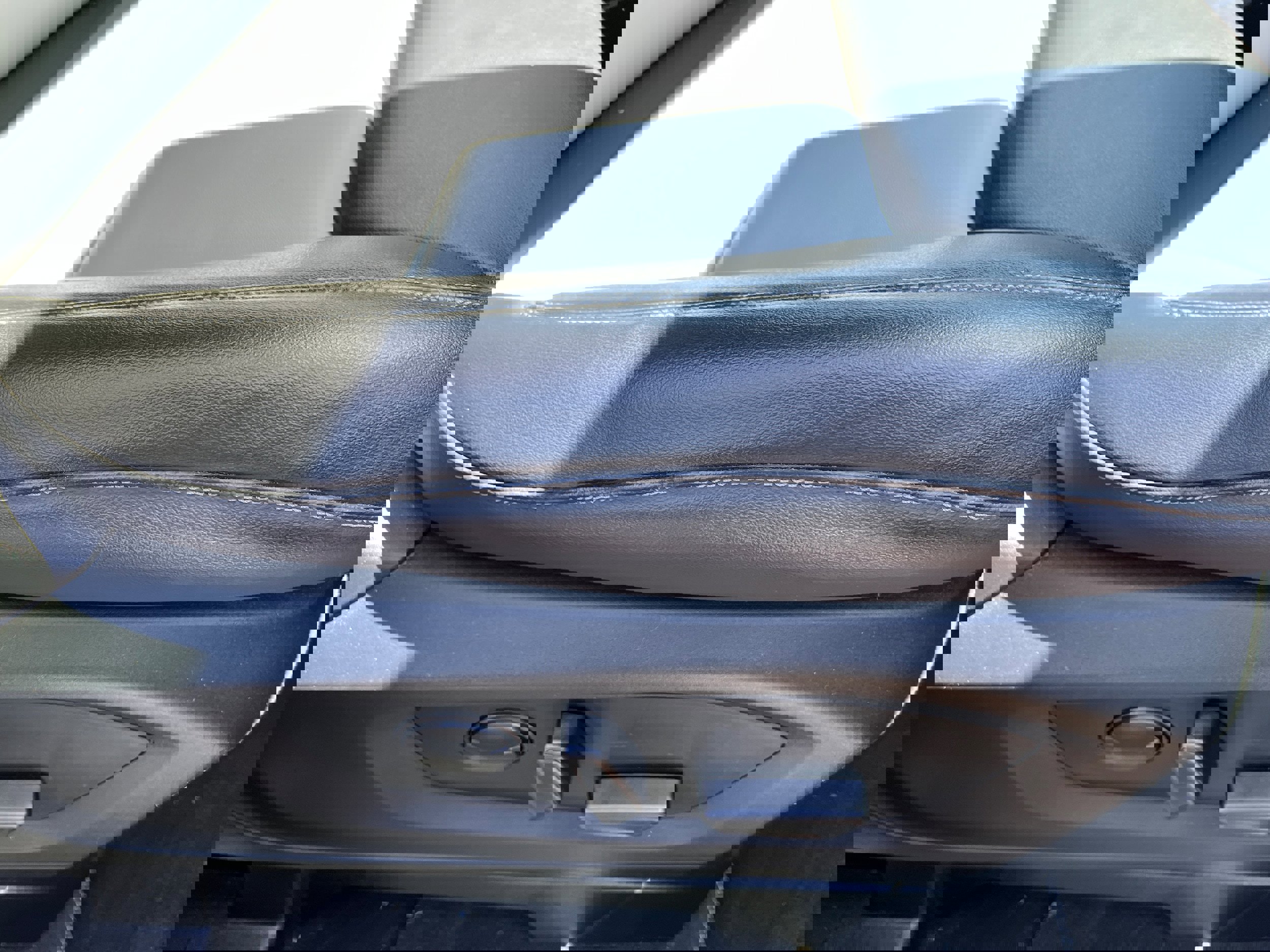 Used 2022 Ford Explorer XLT w/ Equipment Group 202A AWD/4WD image 18