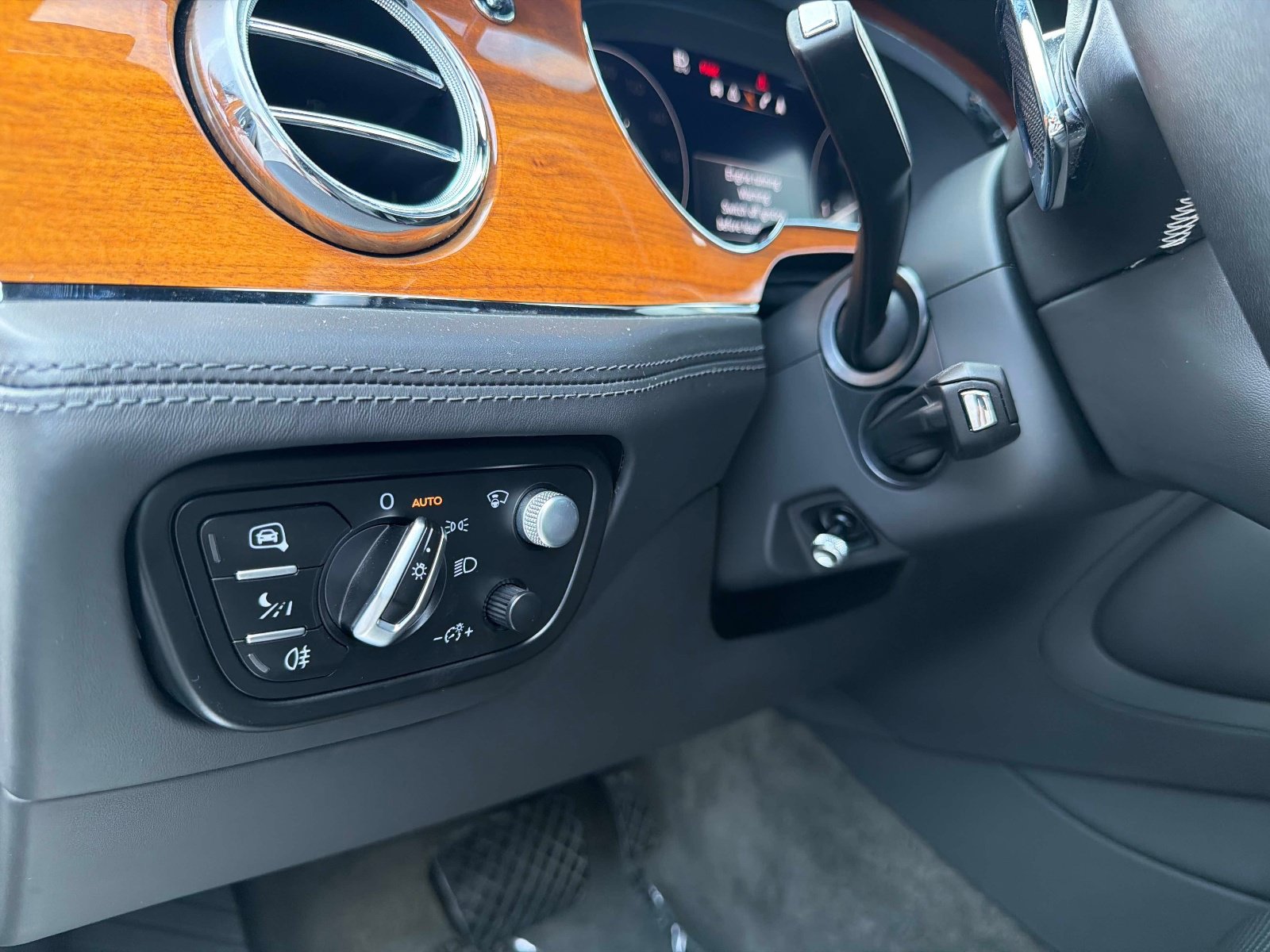 Used 2022 Bentley Bentayga AWD/4WD image 42