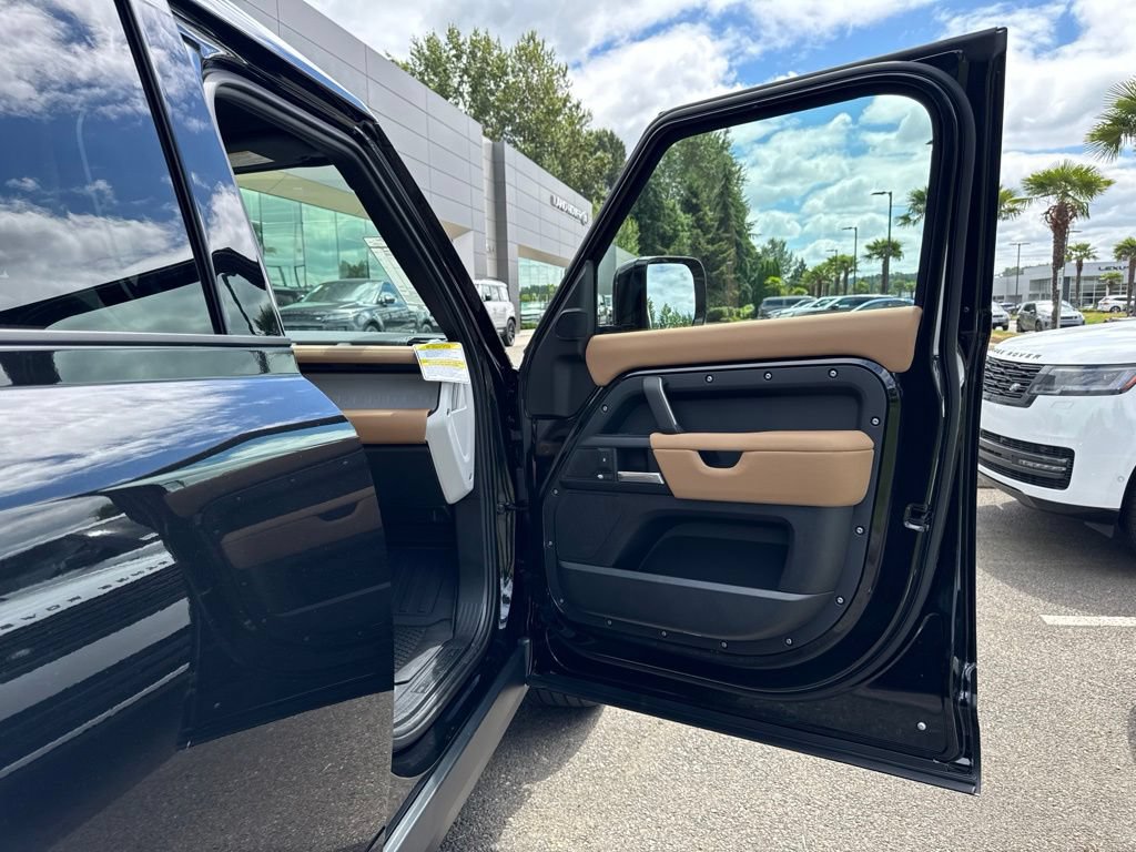 New 2026 Land Rover Defender 130 X-Dynamic SE AWD/4WD image 19