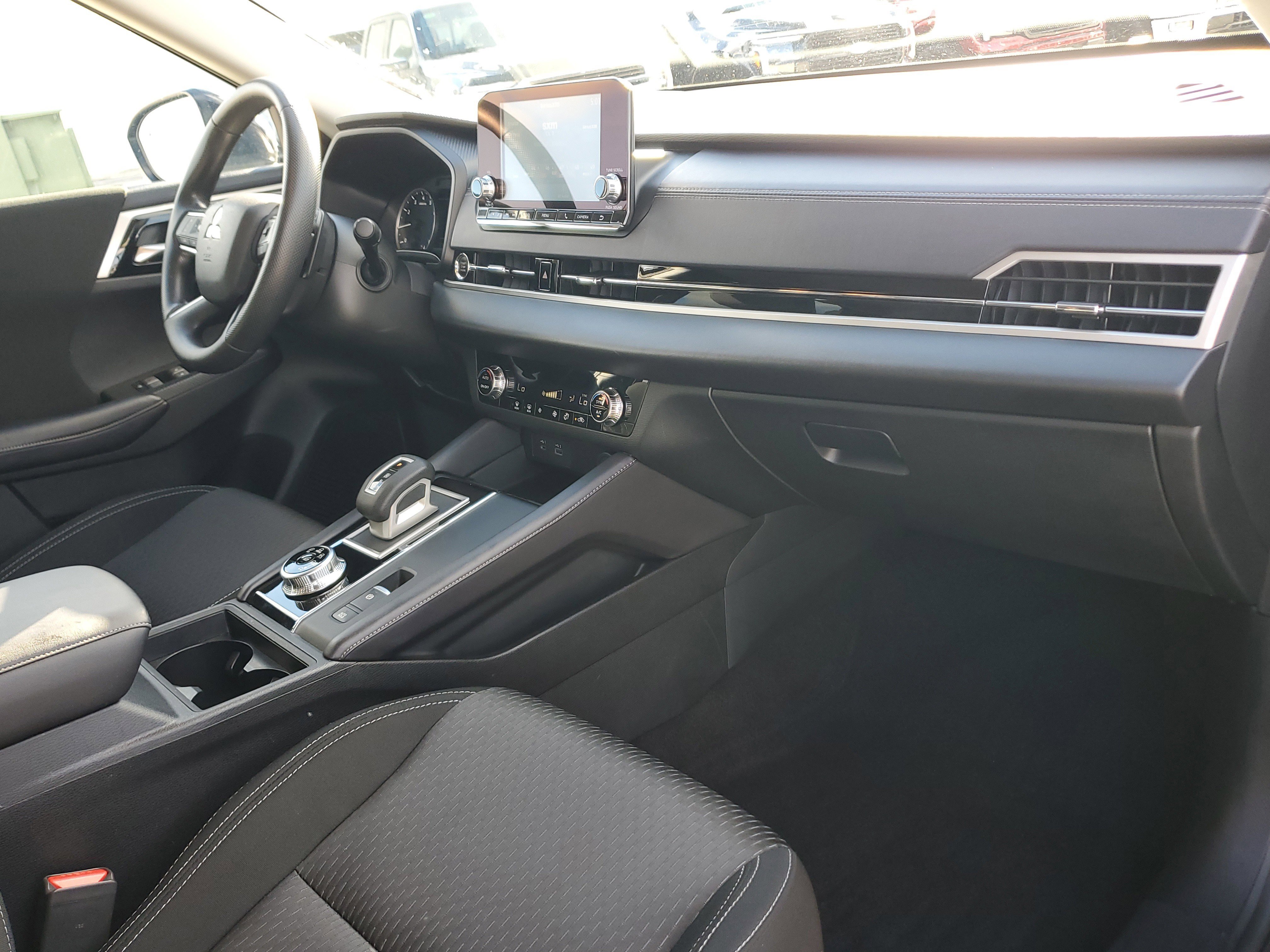 Used 2024 Mitsubishi Outlander ES image 17