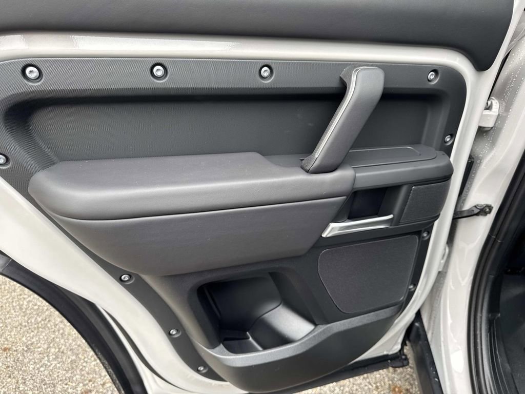 New 2026 Land Rover Defender 130 X-Dynamic SE image 12