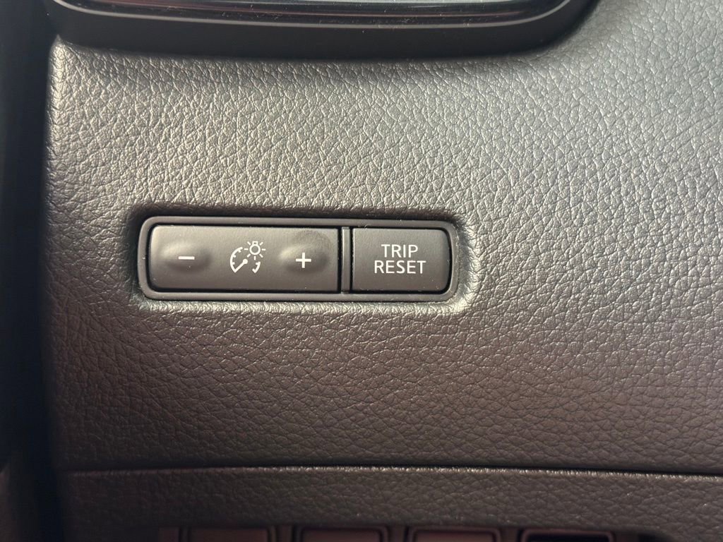 Used 2020 Nissan Rogue SV image 28