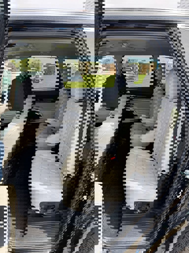 Used 2024 Kia Telluride EX w/ EX Captain's Chair Package image 17