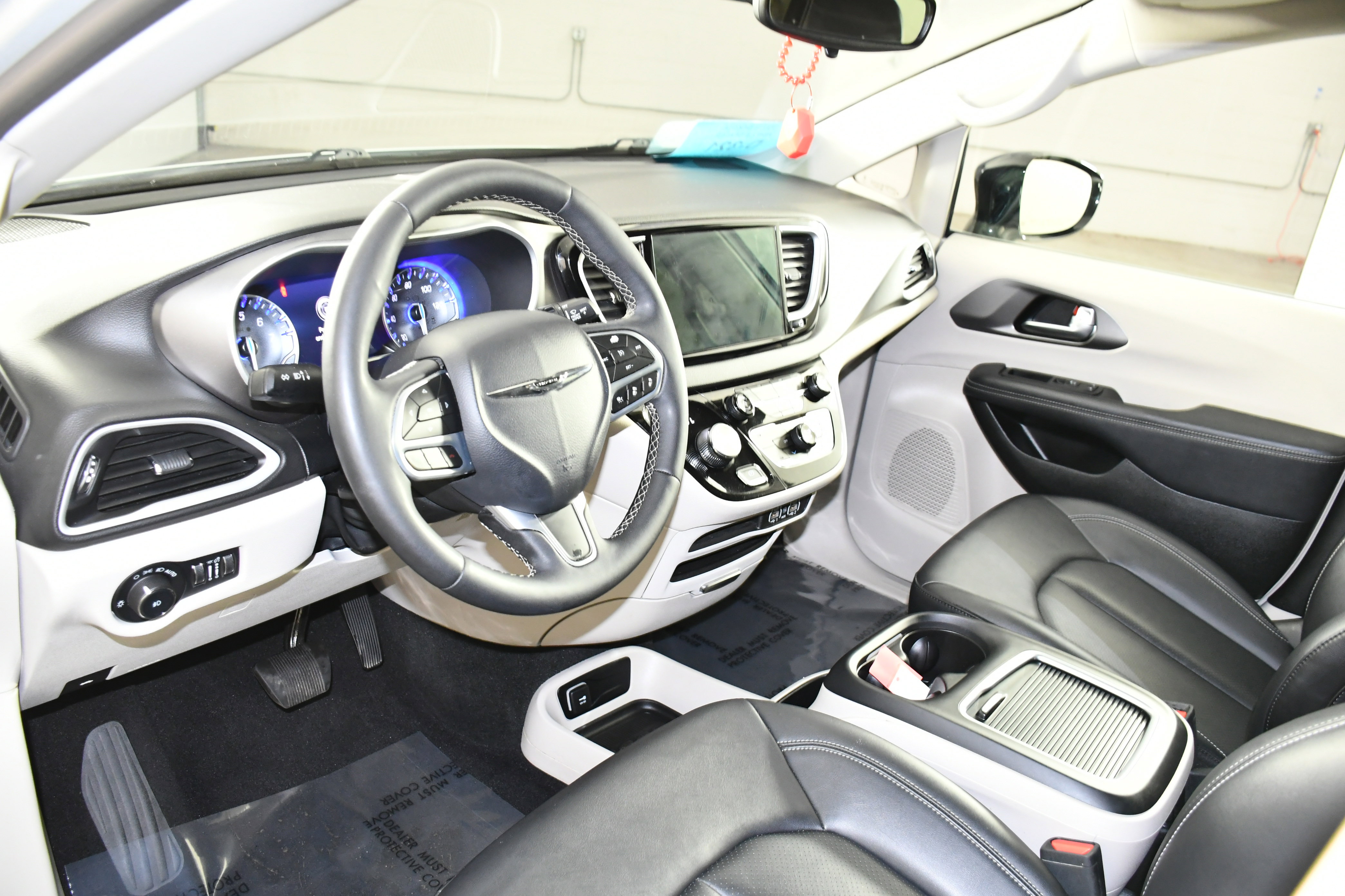 Used 2024 Chrysler Pacifica Touring-L image 2