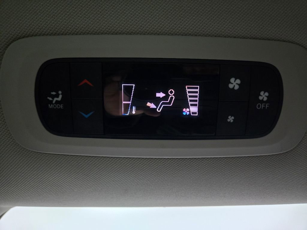 Used 2023 Chrysler Voyager LX image 33