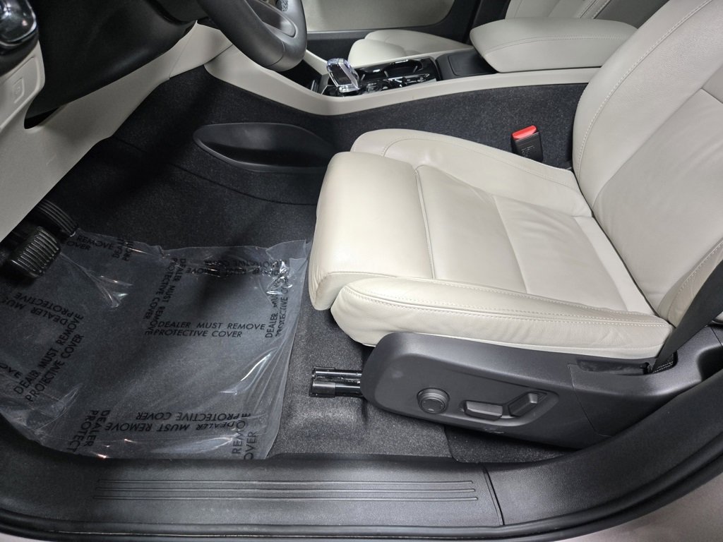 Used 2024 Volvo XC40 B5 Plus image 11