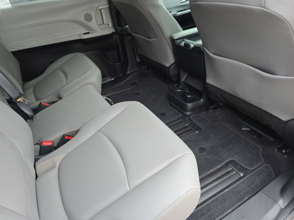 Used 2025 Toyota Sienna XLE FWD image 11