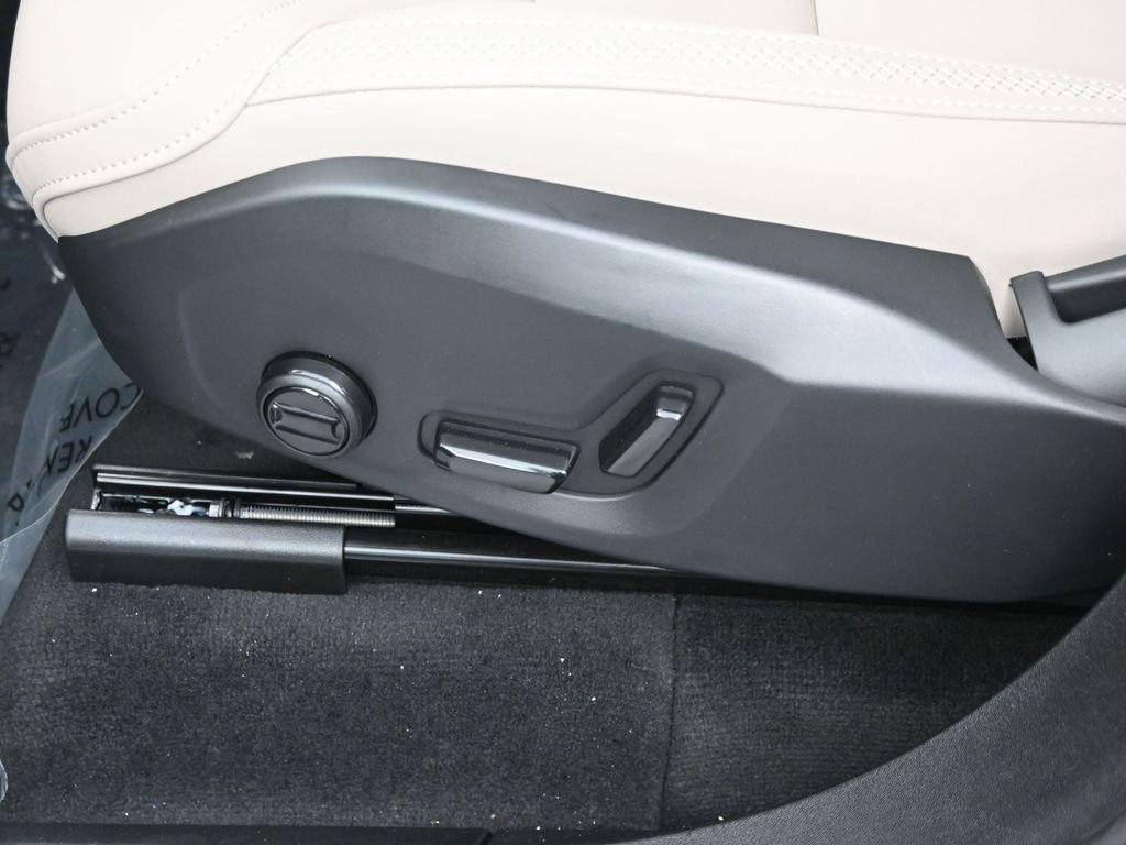 New 2026 Volvo XC90 B6 Plus w/ Protection Package Premier image 12