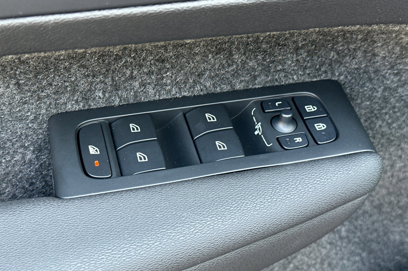 New 2025 Volvo XC40 B5 Plus image 12