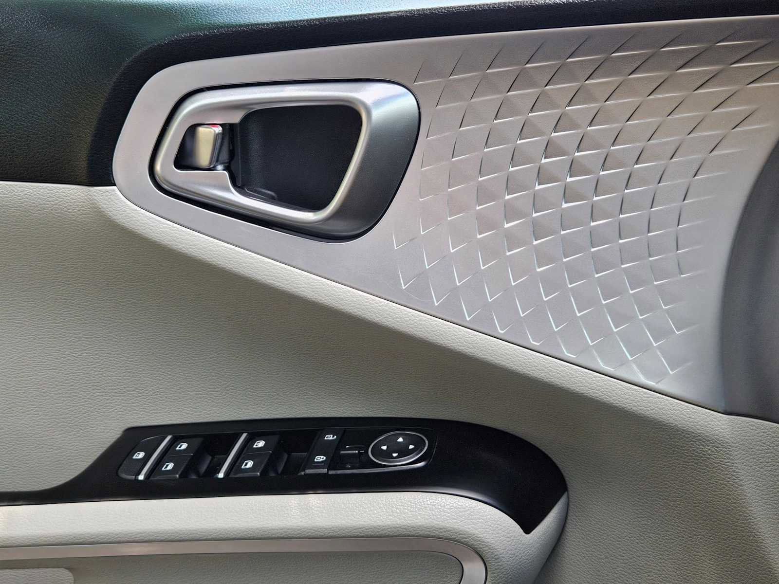Certified 2025 Kia Soul LX FWD image 23
