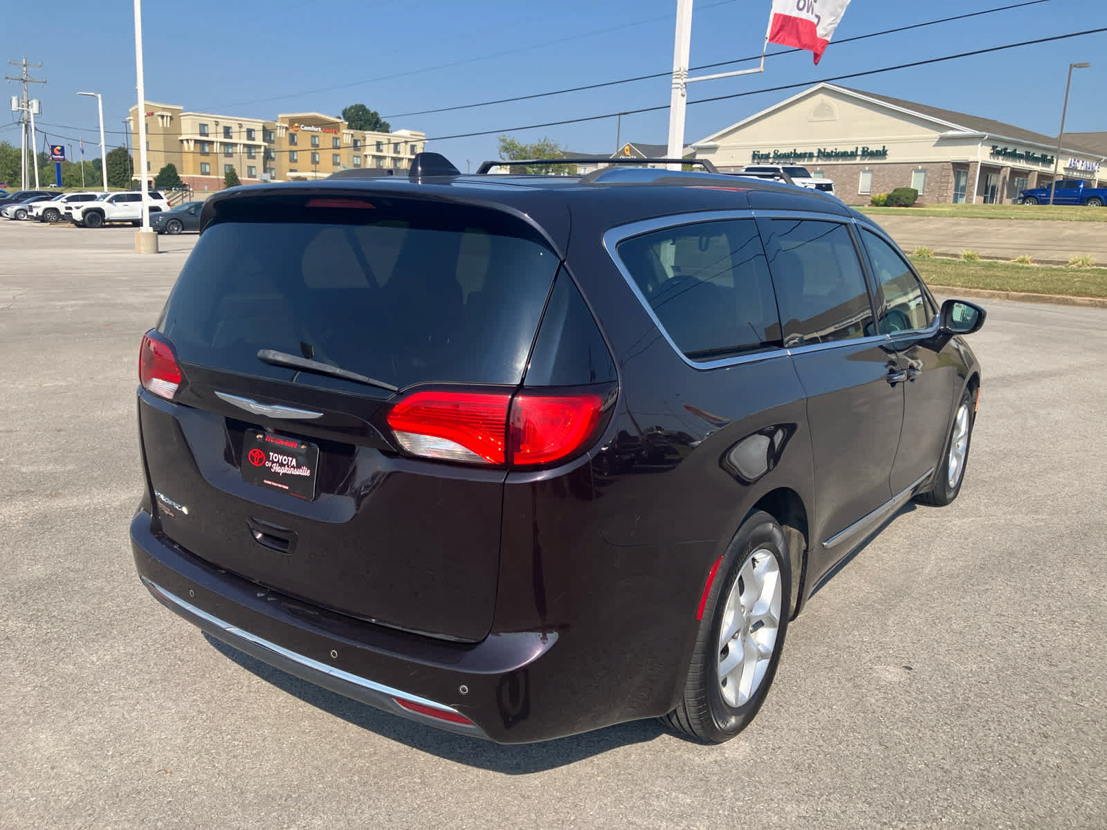 Used 2017 Chrysler Pacifica Touring-L Plus w/ Tire & Wheel Group FWD image 7