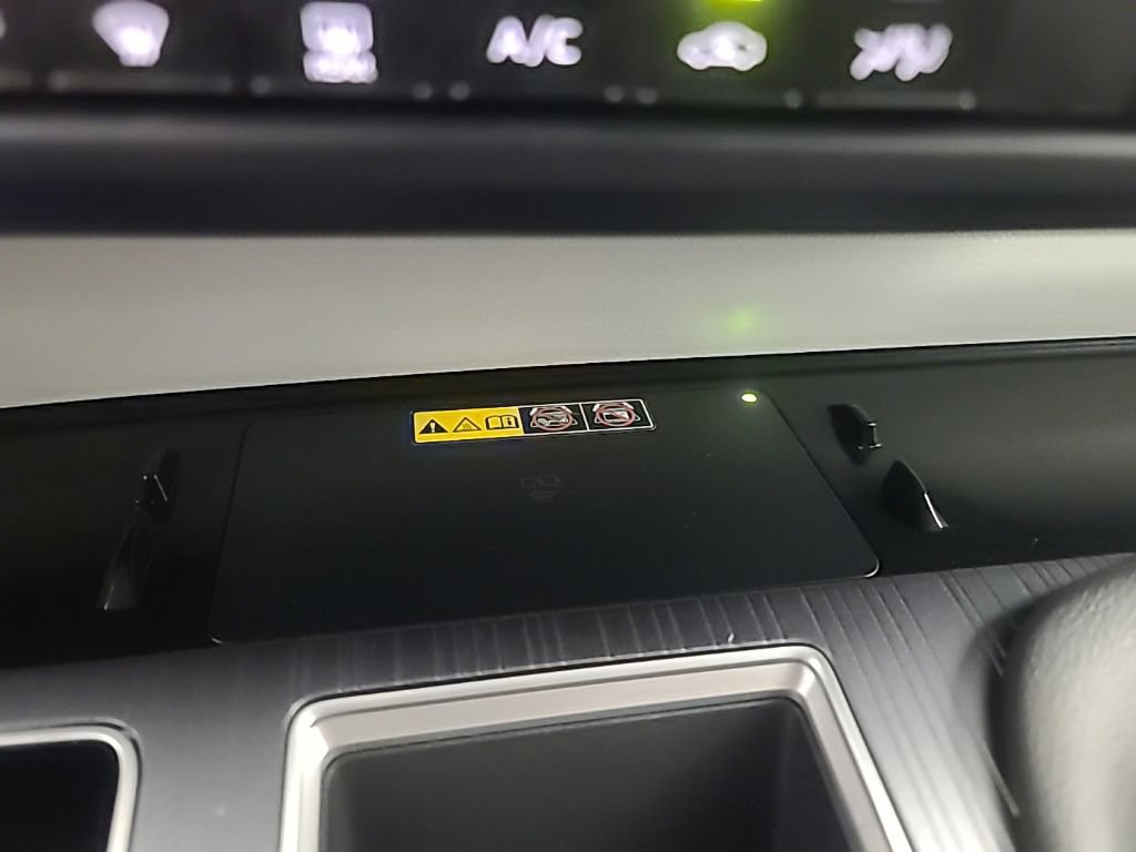 Used 2025 Toyota Sienna XLE FWD image 40