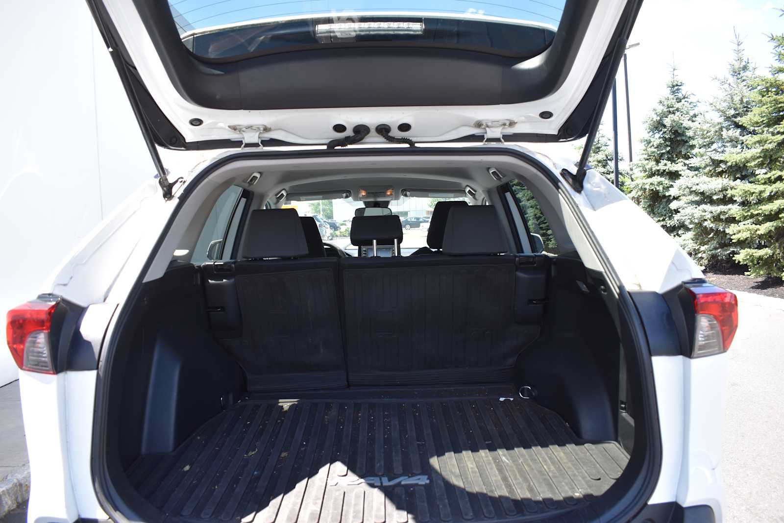 Used 2021 Toyota RAV4 XLE AWD/4WD image 18