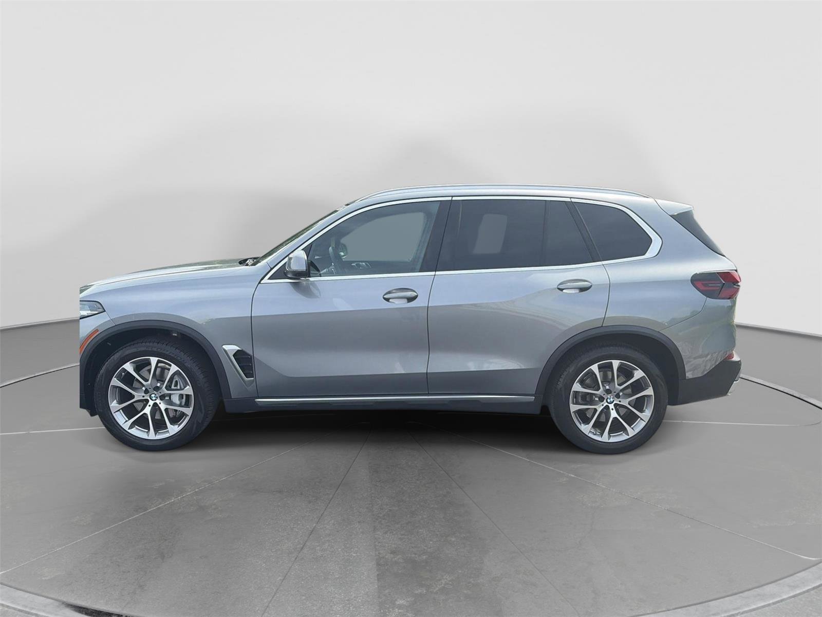 Certified 2024 BMW X5 xDrive40i w/ Parking Assistance Package AWD/4WD image 2