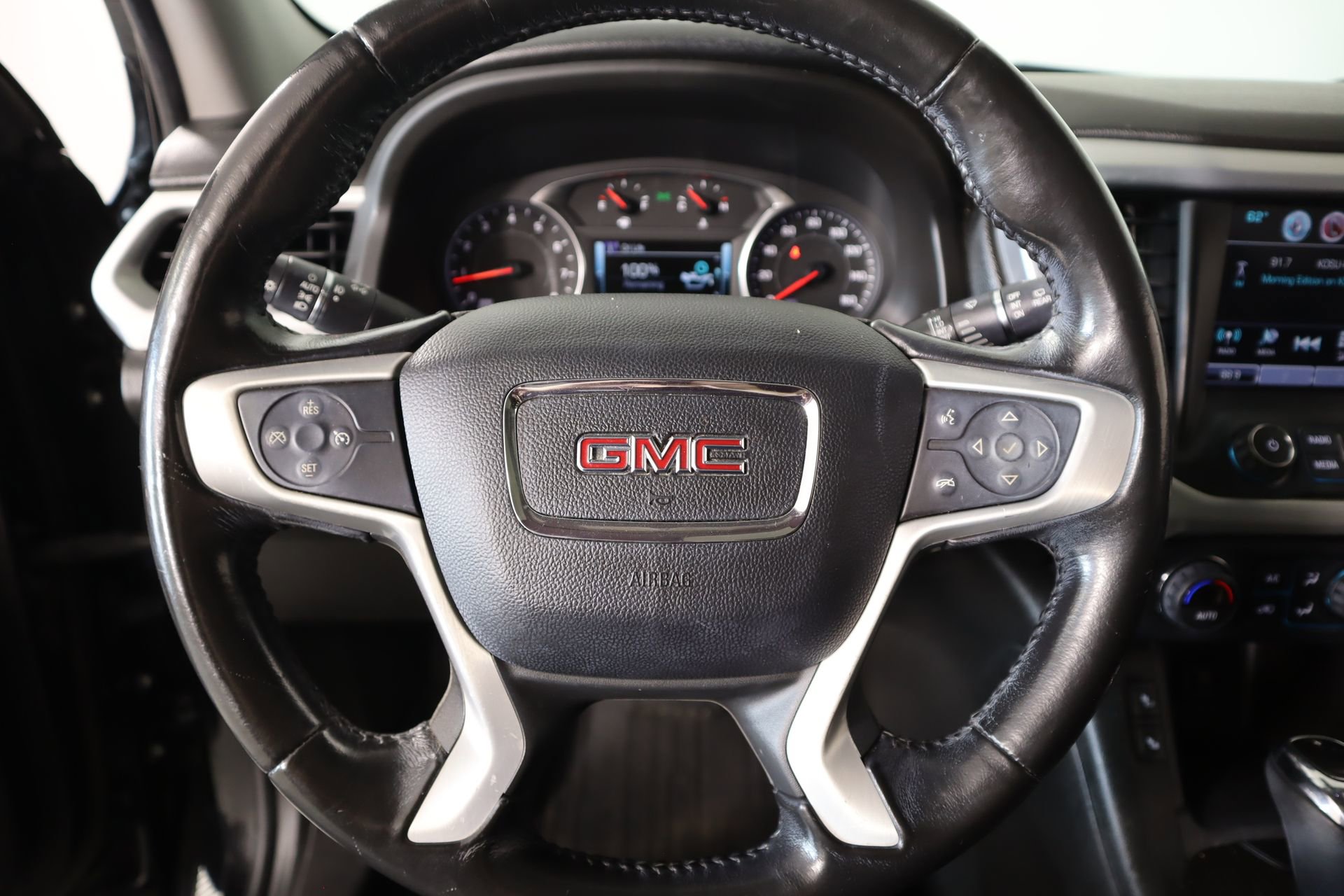 Used 2017 GMC Acadia SLT image 3