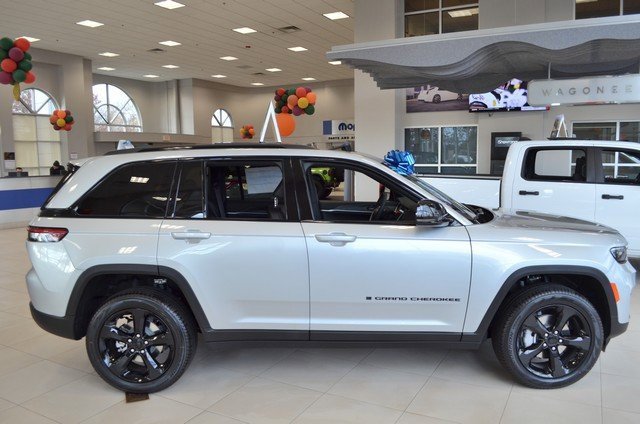 New 2025 Jeep Grand Cherokee Limited w/ Black Appearance Package image 9