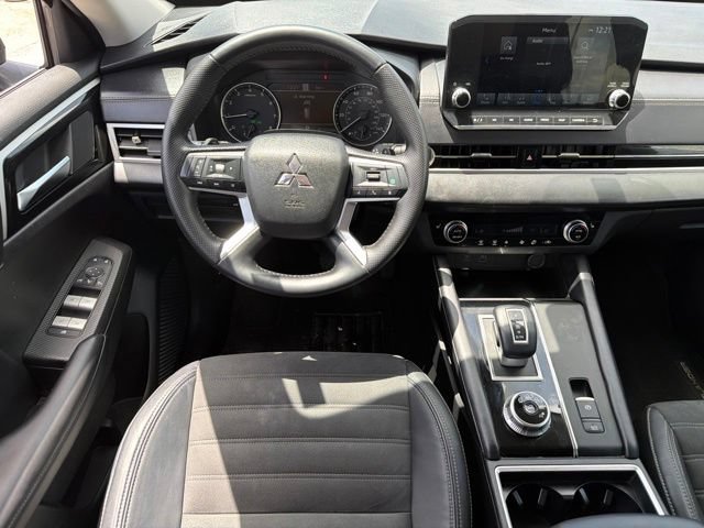 Used 2023 Mitsubishi Outlander SE FWD image 16