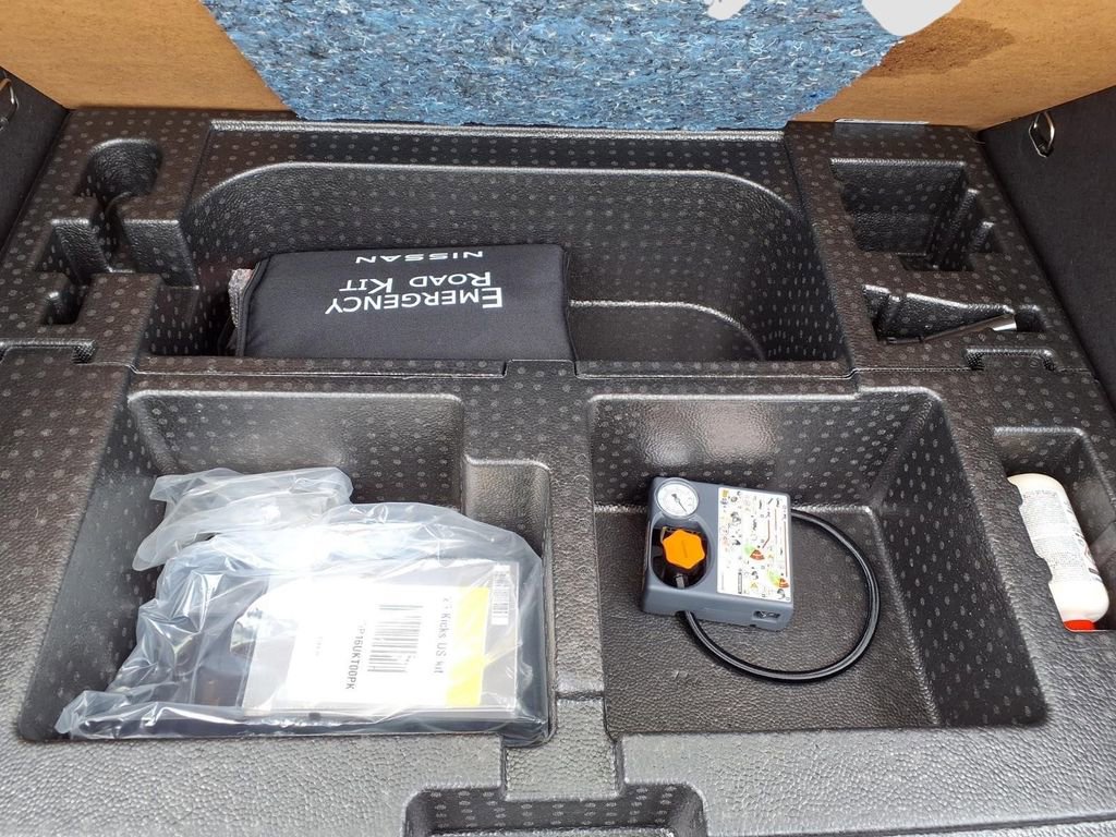 Used 2025 Nissan Kicks SR image 32