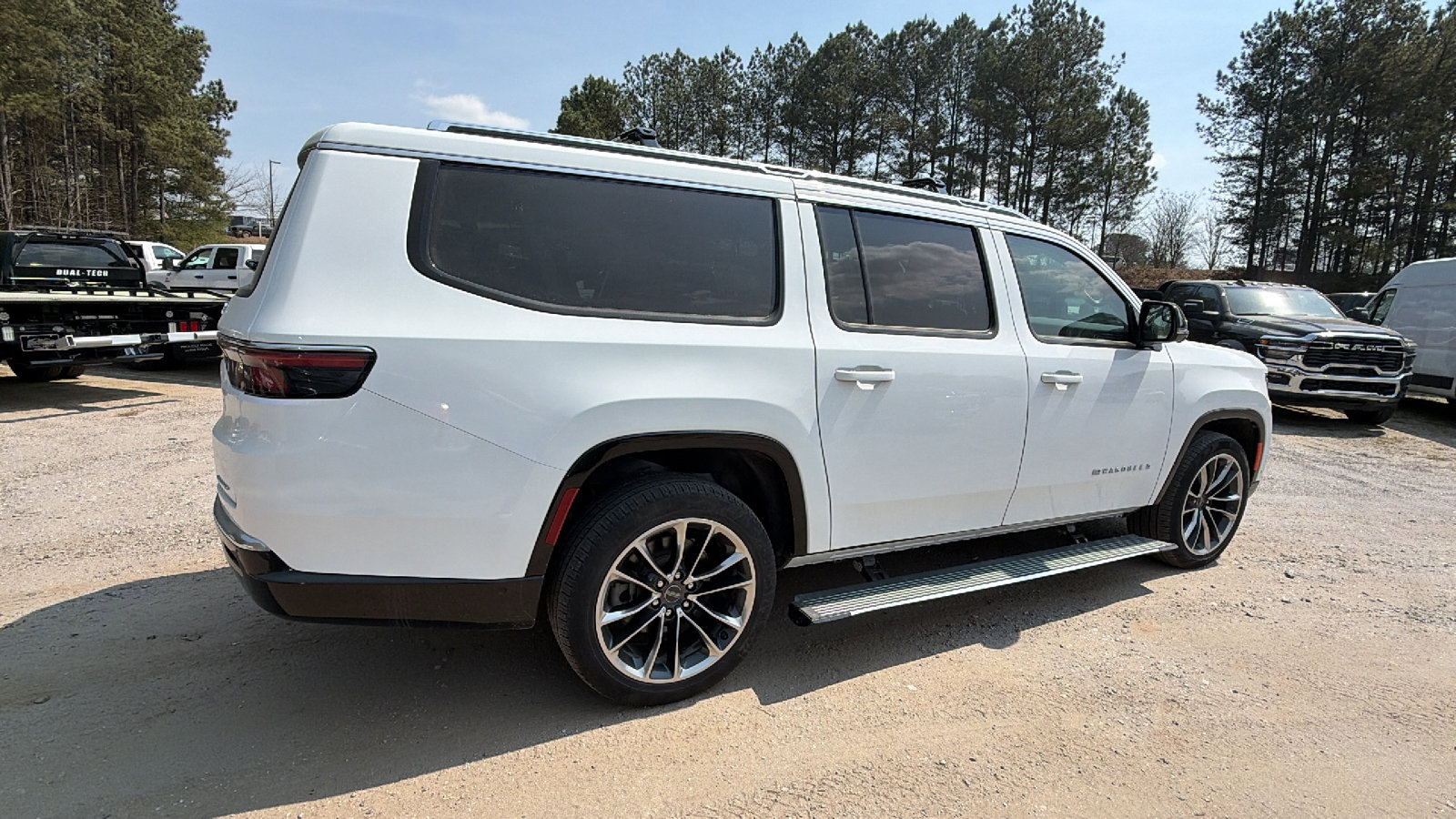 Used 2024 Jeep Wagoneer L Series III w/ Premium Group I image 8