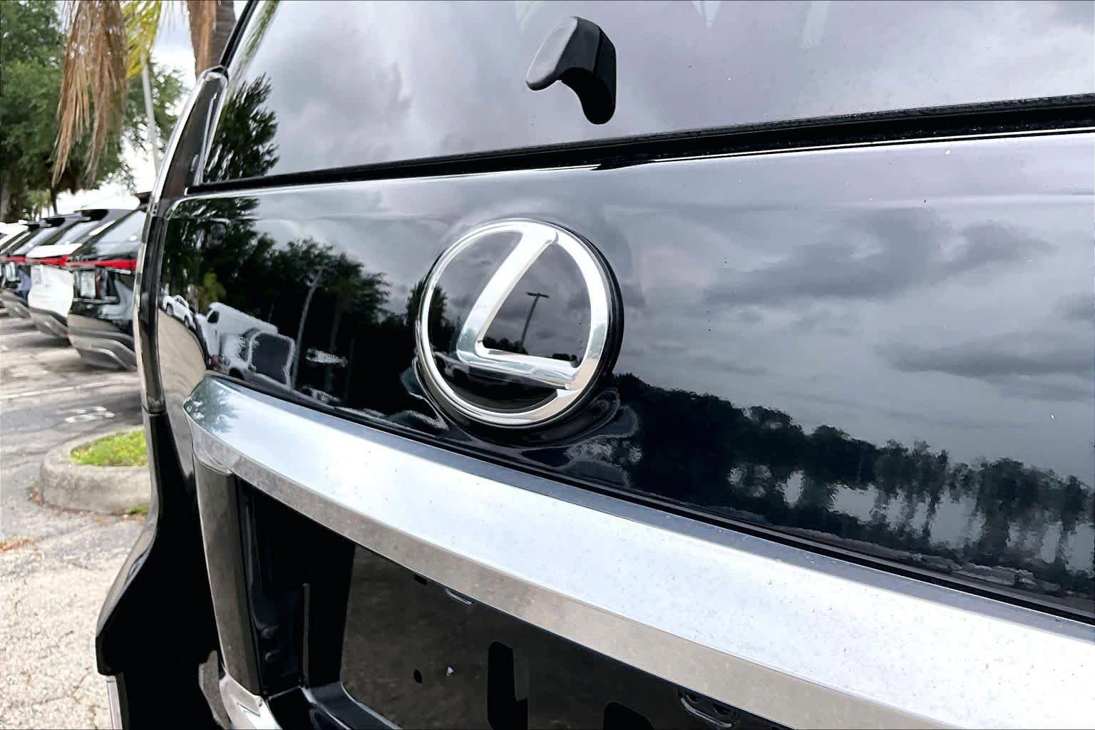 Used 2023 Lexus GX 460 Premium w/ Accessory Package AWD/4WD image 30