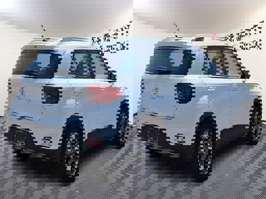 Used 2025 Hyundai Venue SEL image 4