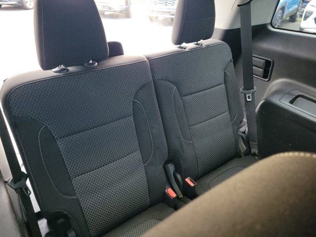 Used 2023 GMC Acadia SLE image 27