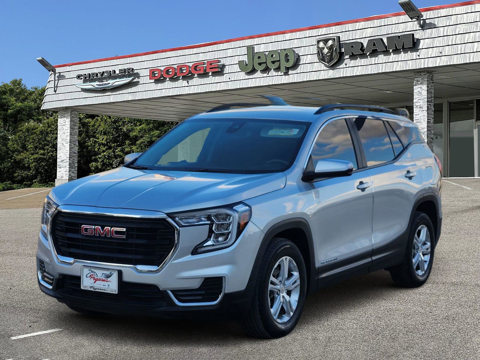 Used 2022 GMC Terrain SLE w/ Driver Convenience Package image 2