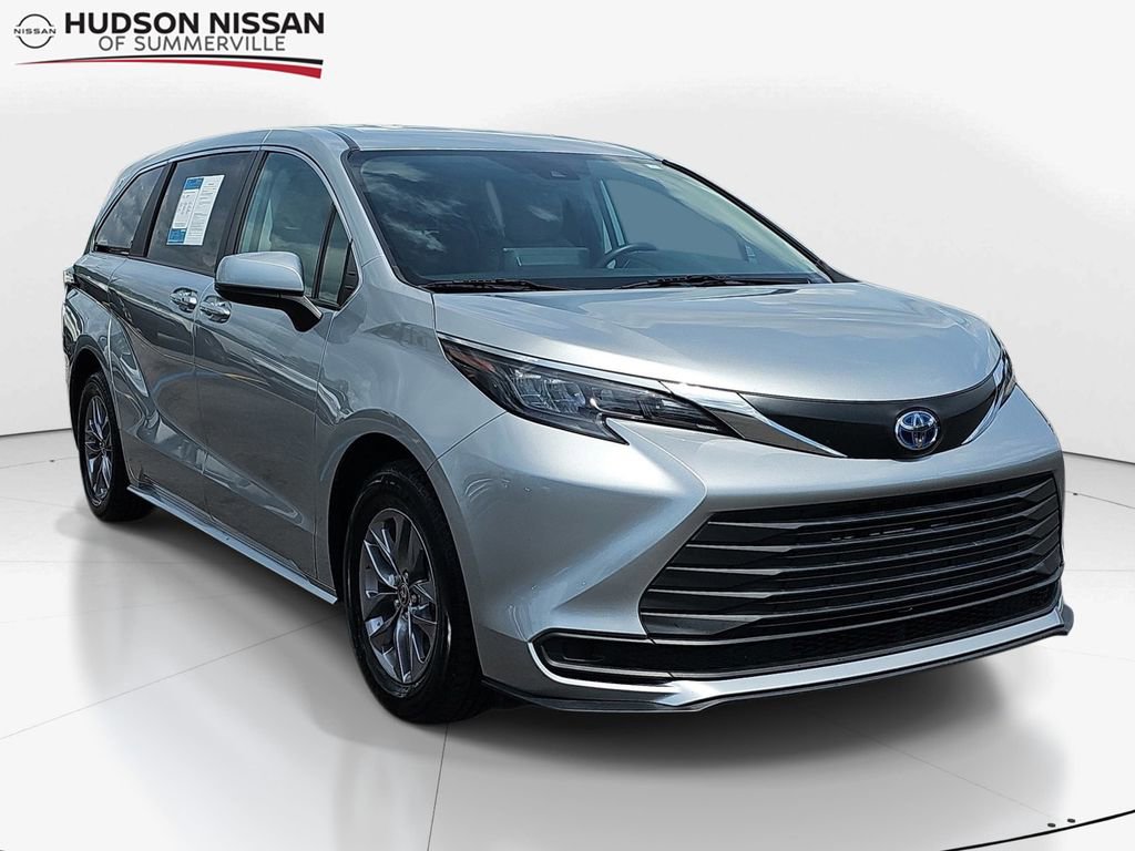 Used 2024 Toyota Sienna LE FWD image 1
