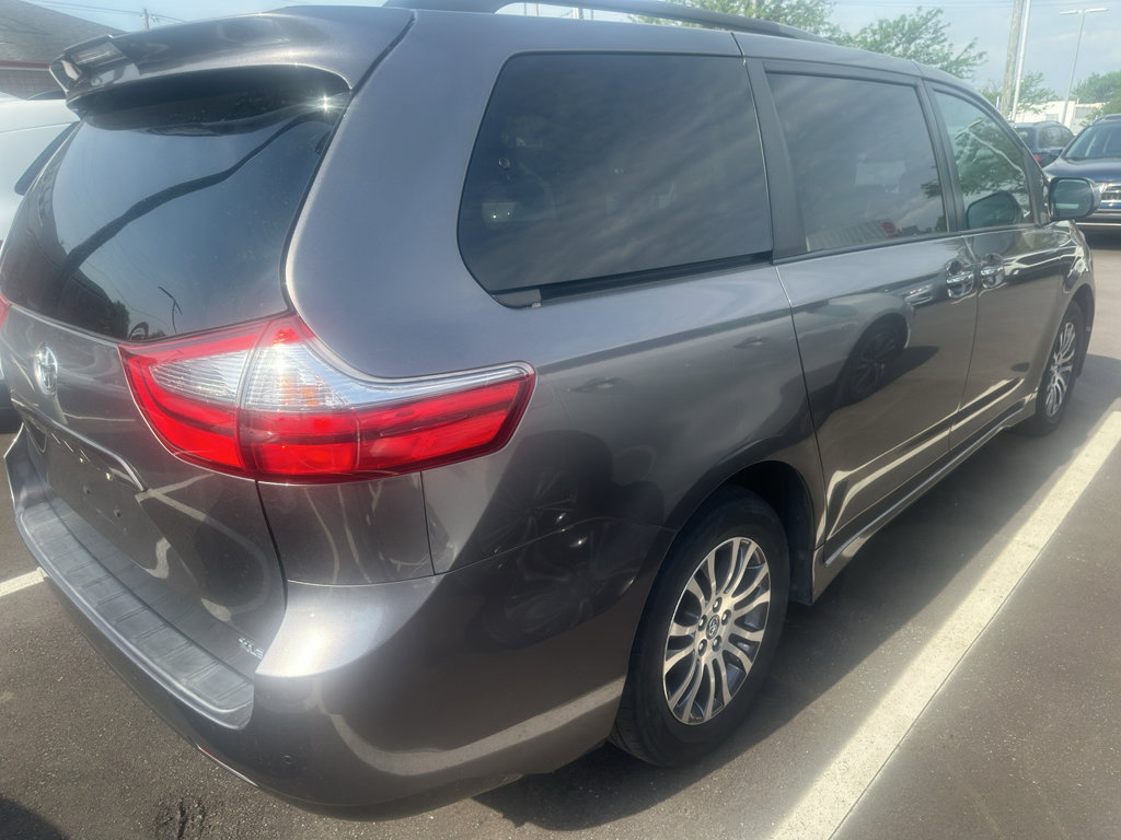 Used 2020 Toyota Sienna XLE w/ XLE Navigation Package FWD image 4