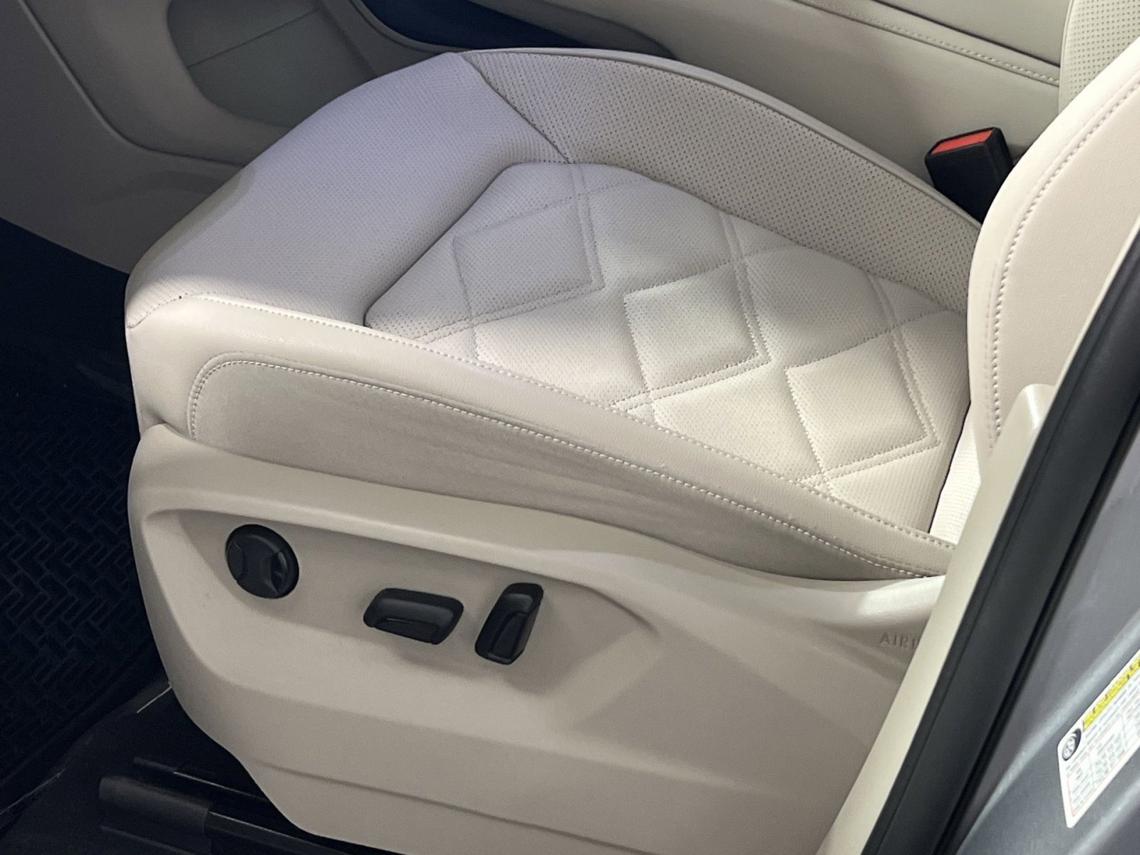 Used 2025 Volkswagen Atlas SE image 13