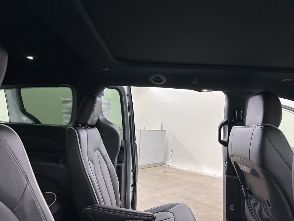 New 2026 Chrysler Pacifica Limited image 21
