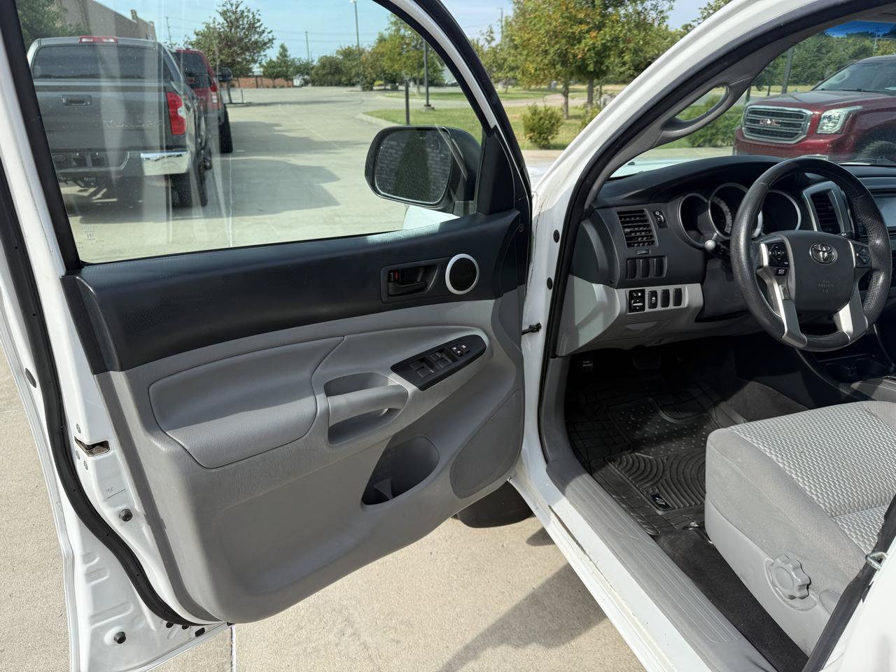 Used 2015 Toyota Tacoma PreRunner w/ SR5 Package RWD image 9