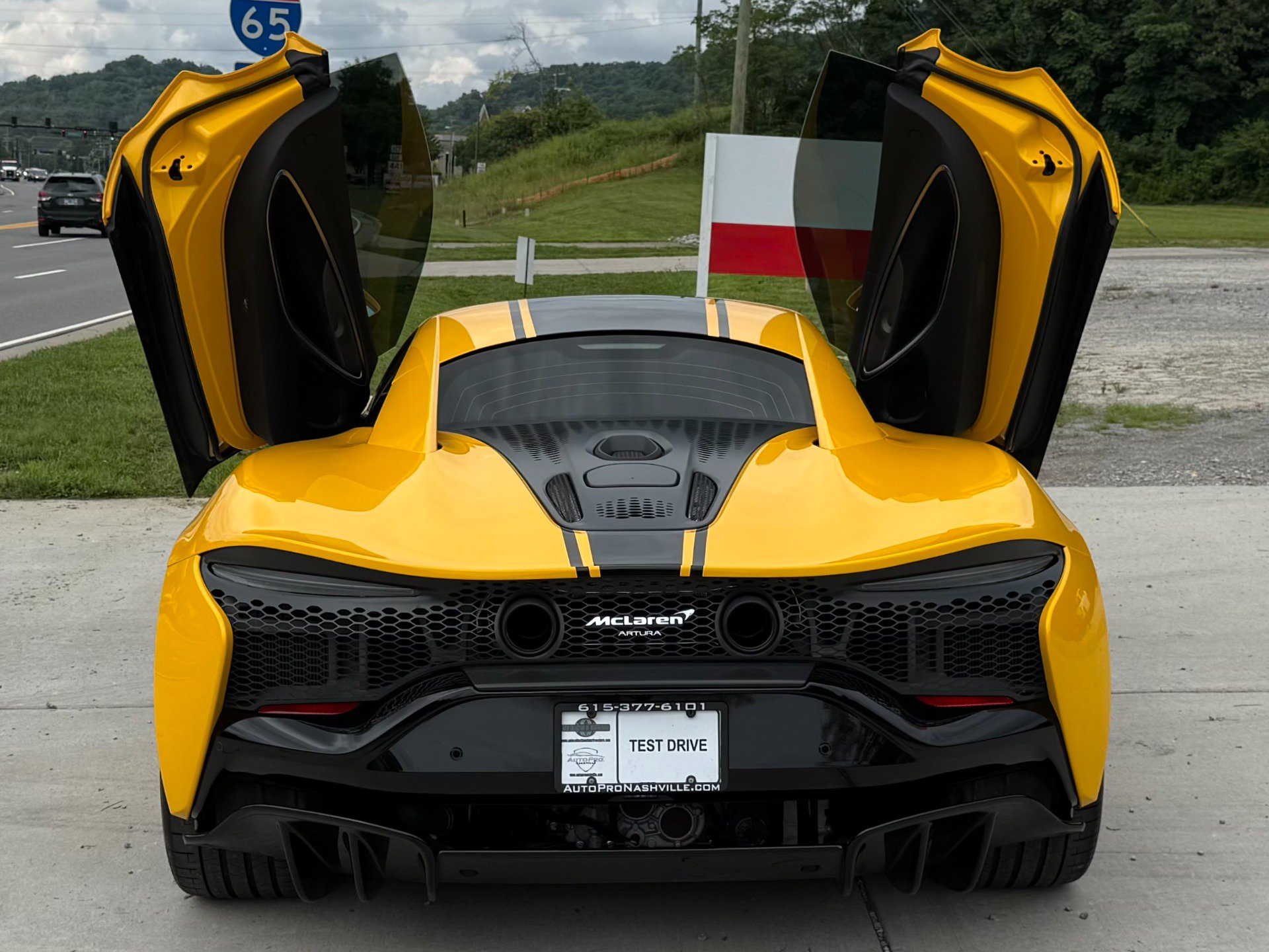 Used 2024 McLaren Artura RWD image 5