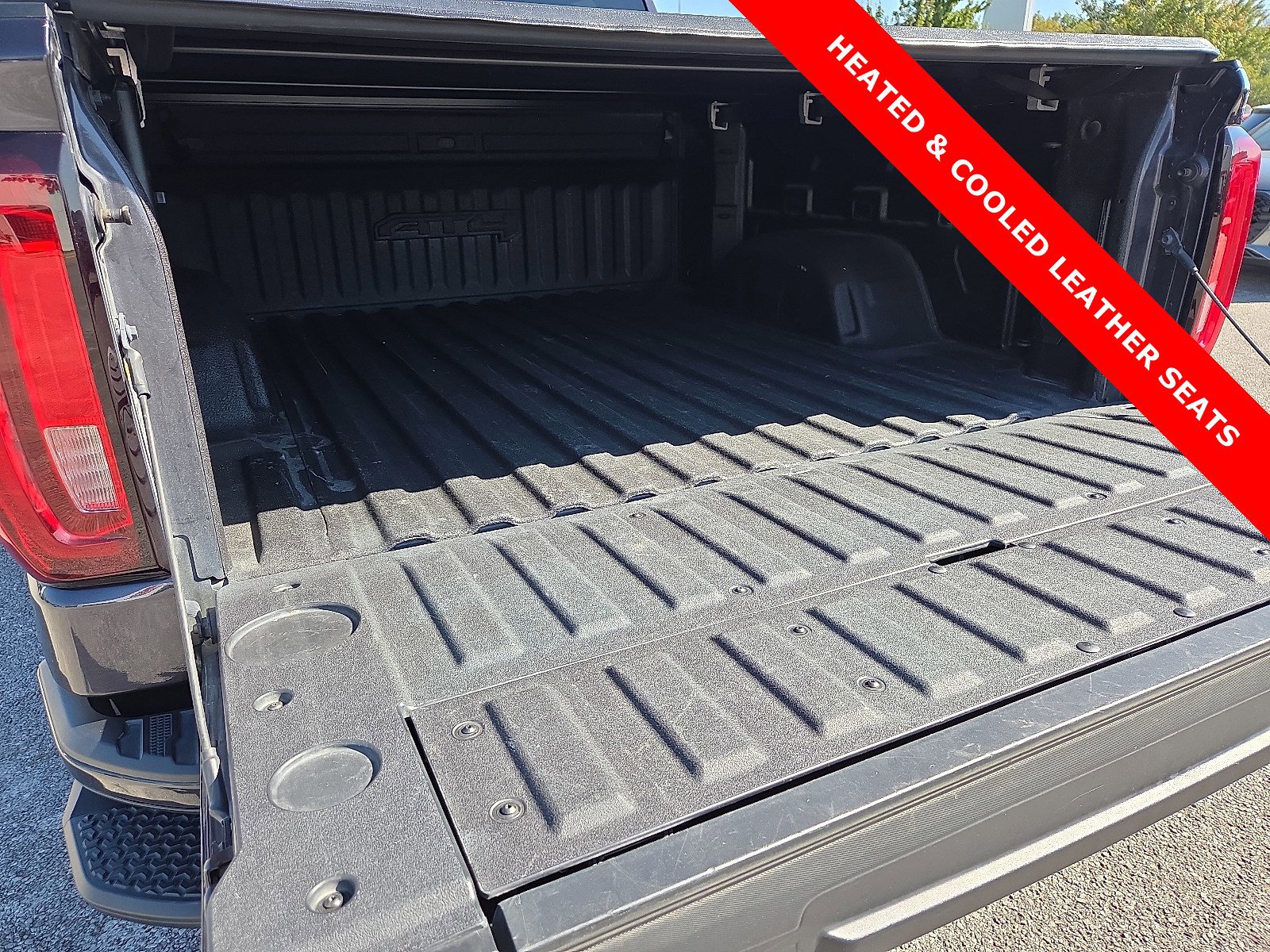 Used 2022 GMC Sierra 1500 AT4 w/ AT4 Preferred Package image 9