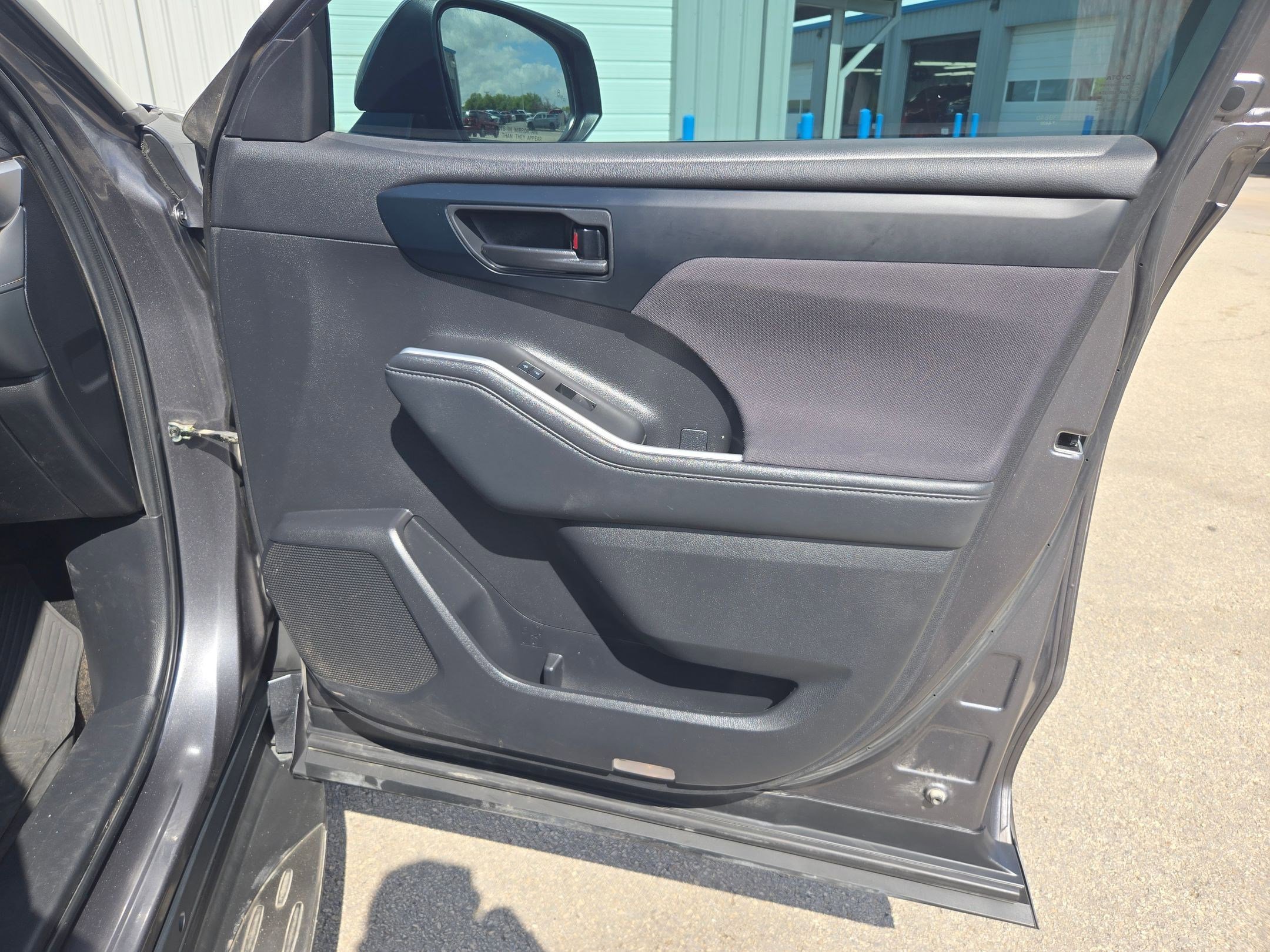 Used 2022 Toyota Highlander LE FWD image 27