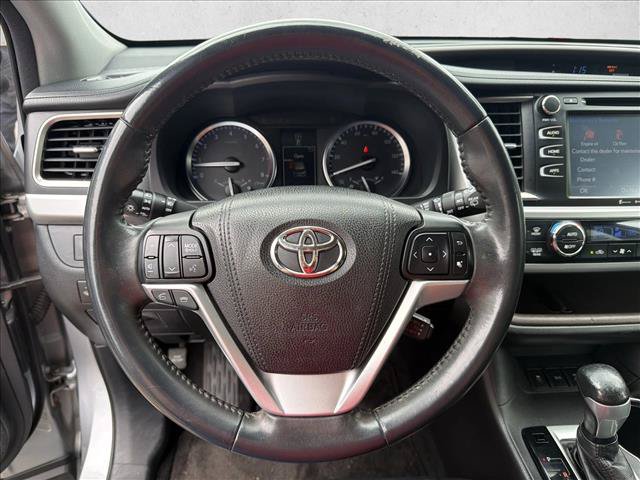 Used 2016 Toyota Highlander XLE w/ Four Season Floor Mat Package AWD/4WD image 14