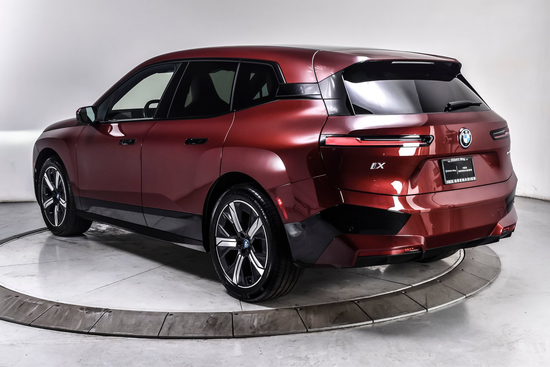 Used 2024 BMW iX xDrive50 w/ Sport Package AWD/4WD image 4