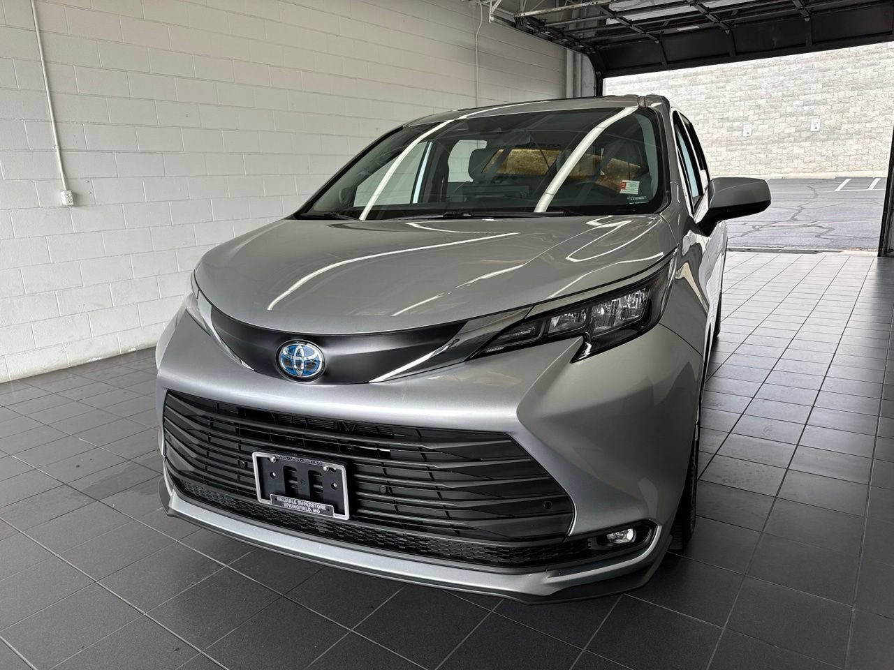 Certified 2025 Toyota Sienna XLE w/ XLE Plus Package AWD/4WD image 3