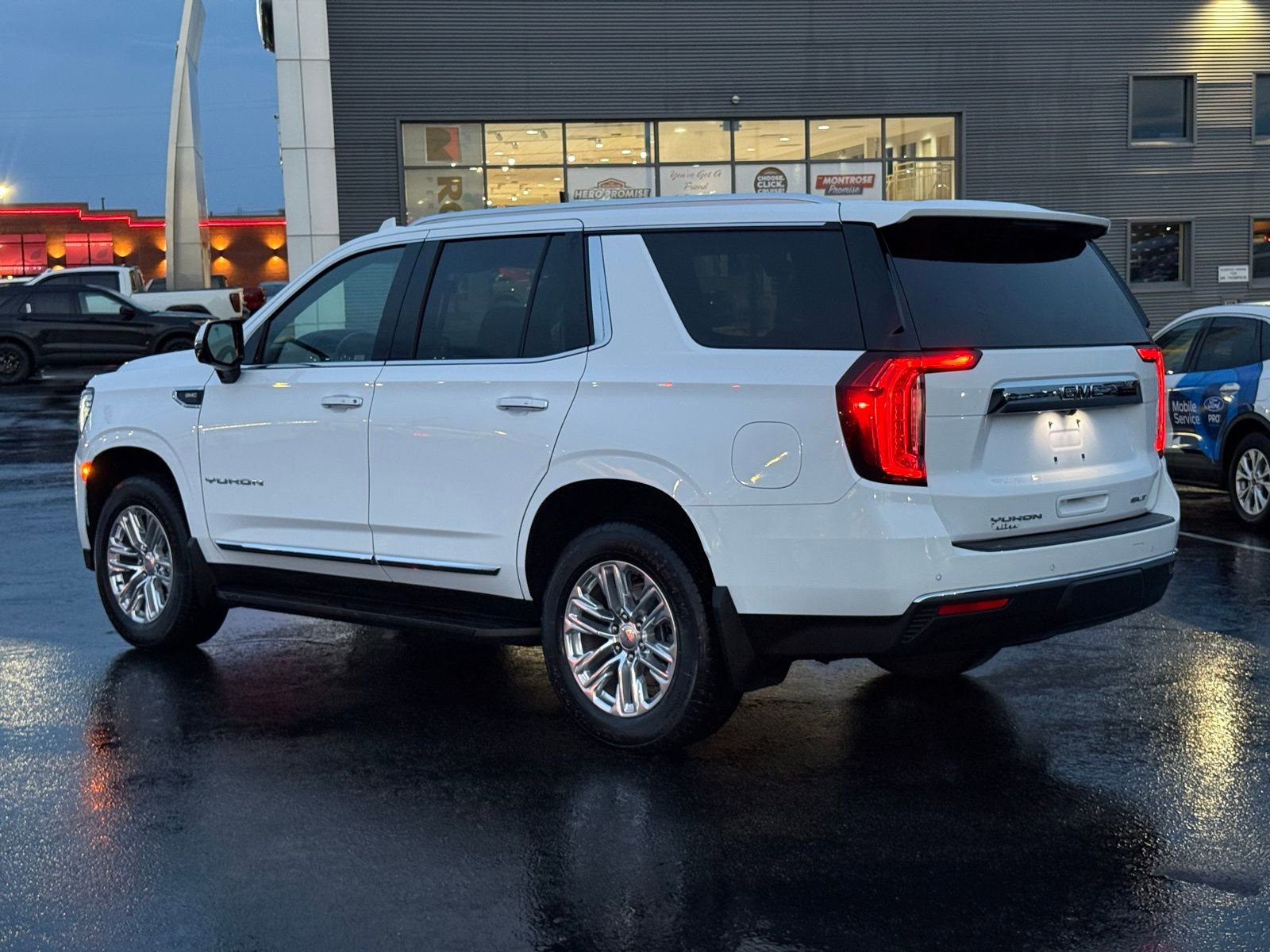 Used 2024 GMC Yukon SLT w/ SLT Luxury Package image 5