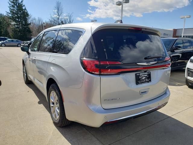 New 2026 Chrysler Pacifica Select image 4