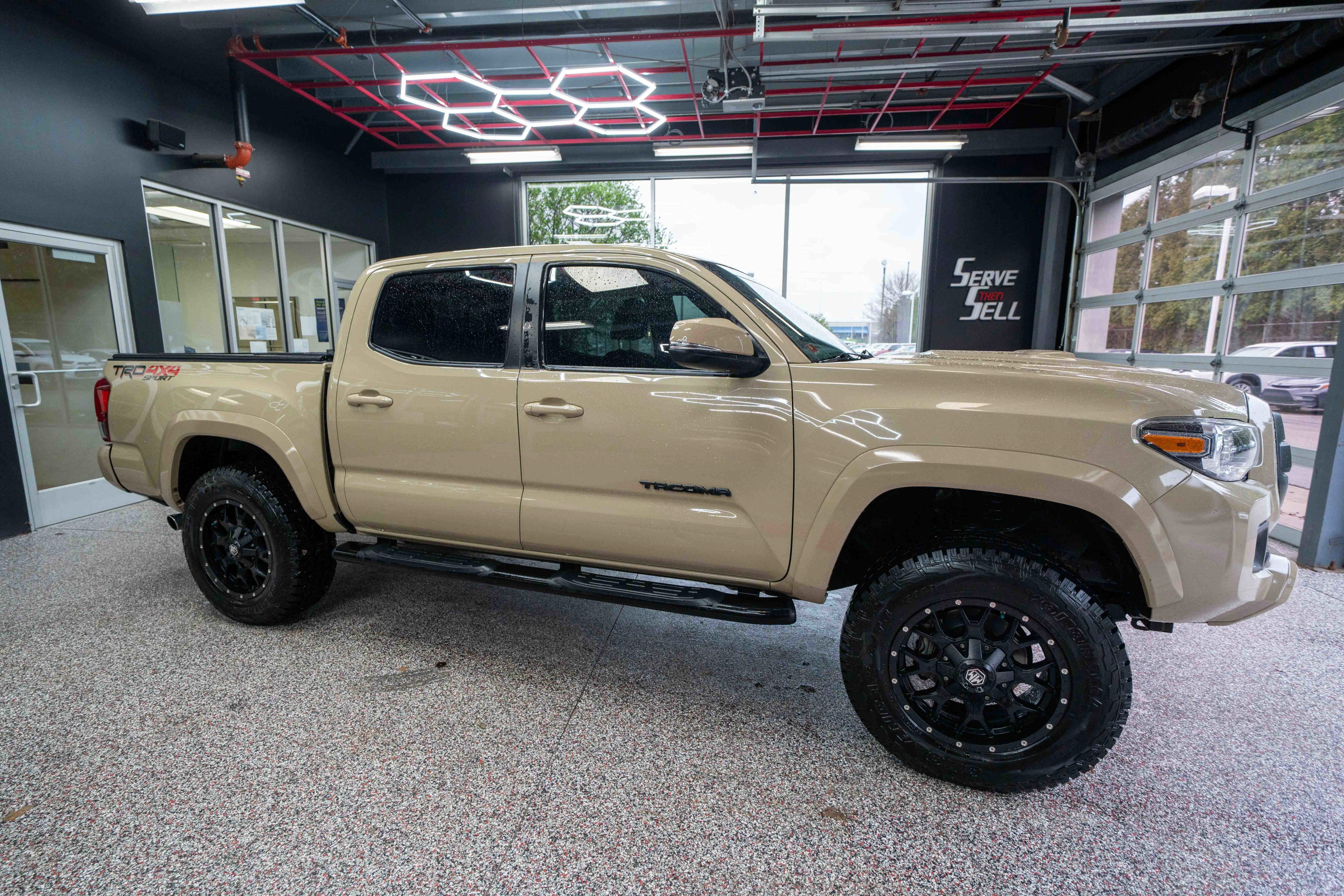 Used 2017 Toyota Tacoma TRD Sport w/ Tow Package (A/T) image 5