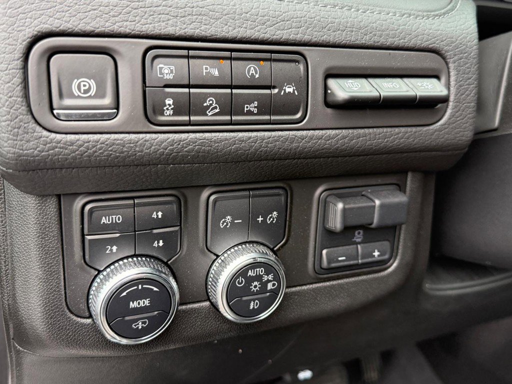 Used 2024 GMC Yukon Denali w/ Advanced Technology Package AWD/4WD image 20