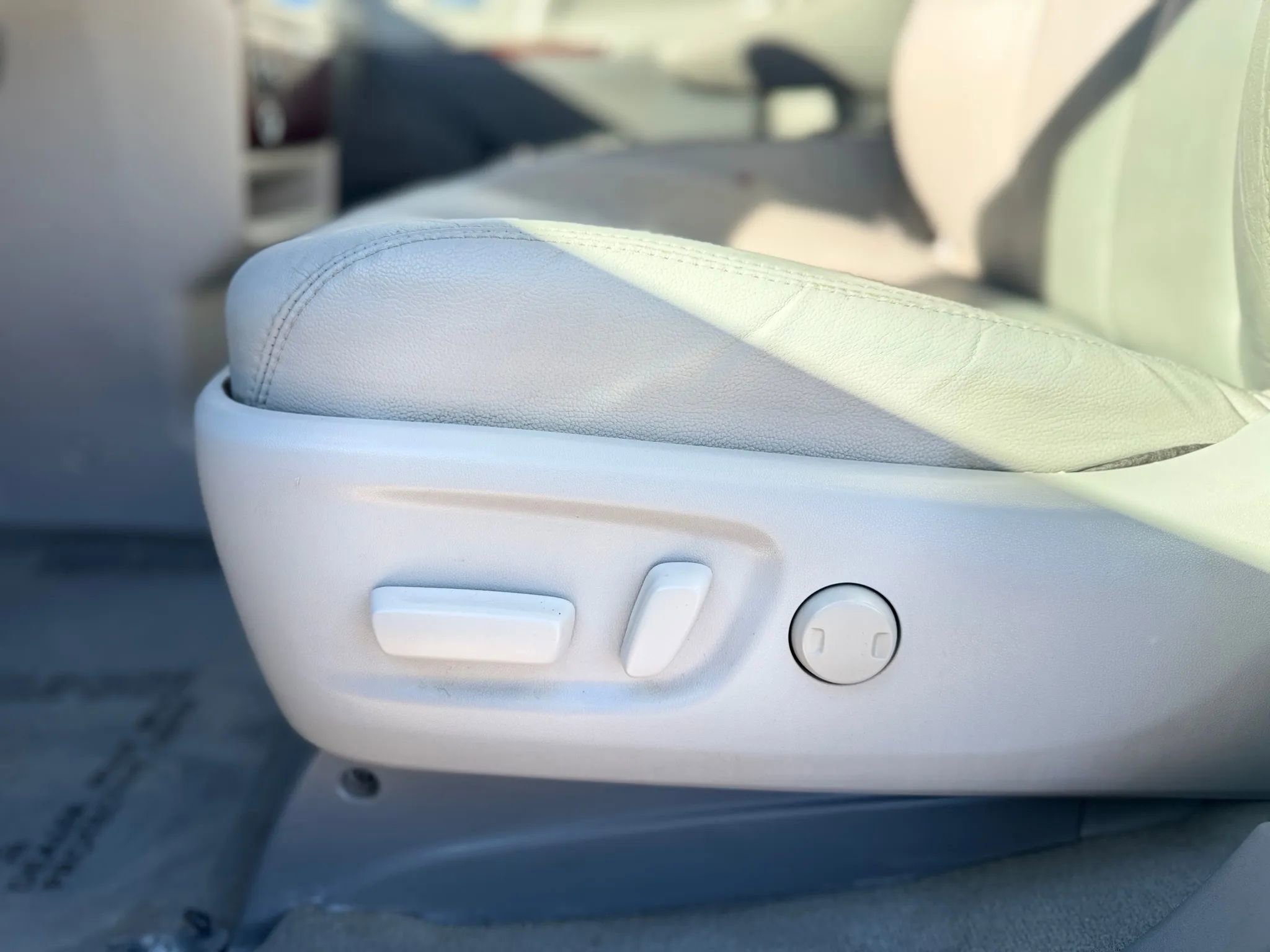 Used 2012 Toyota Sienna XLE image 32